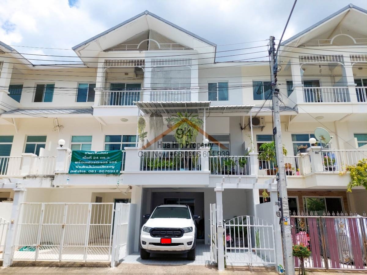 SH94300 **Reduced 900k THB. **Luxury town house located between the Hua Hin Petchkasem and the beach
