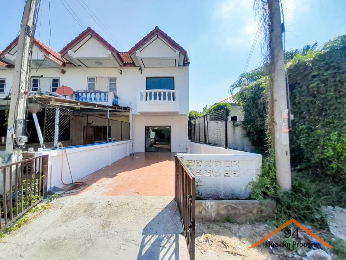 SH94476 Corner townhouse, newly renovated close to the main Pala U road at Mon Mai and Zzz hotel, just minutes from Hua Hin