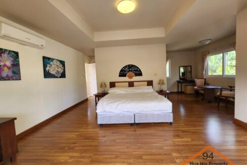 SC94176-nice-condo-in-chaam-large-living-area_003