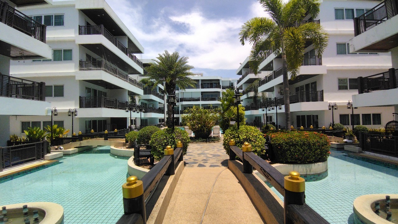 SC94197: Bargain! Fully furnished, nice quality, sea view beach front condo with open plan living area, modern kitchen, big rooms on south Cha Am beach north of Hua Hin