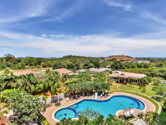 SC94067 Hua Hin Kao Thao Spacious 3 bed Condo, large balcony with Jacuzzi and Sea views.