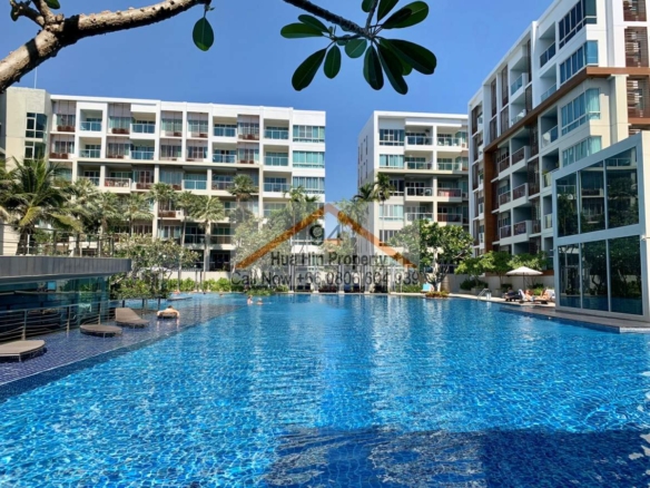 SC94036 Condo with big balconys overlooking the very large pool area located in Kao Takiap Hua Hin