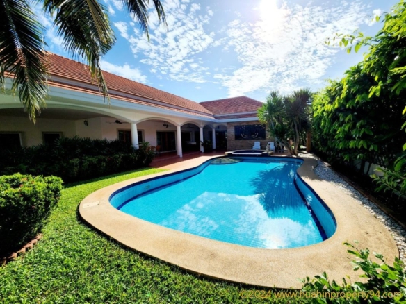 SH94451 High-Quality Pool Villa on Soi 116, Hua Hin 1500 meters from Hua Hin Beach, near 7-Eleven, shops, and restaurants.