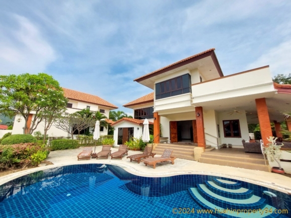 SH94490: Priced to sell! Spacious and comfortable 4 bedroom pool villa on a safe site with tennis, gym, restaurant, paddle ball and excellent facilities, near town
