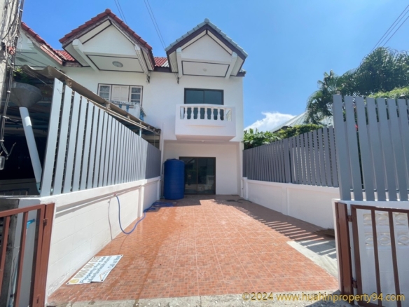 SH94476 Corner townhouse, Newly renovated, Close to the main Pala U road at Mon Mai (Hin Lek Fai), Only 7 KM to Center of Hua Hin
