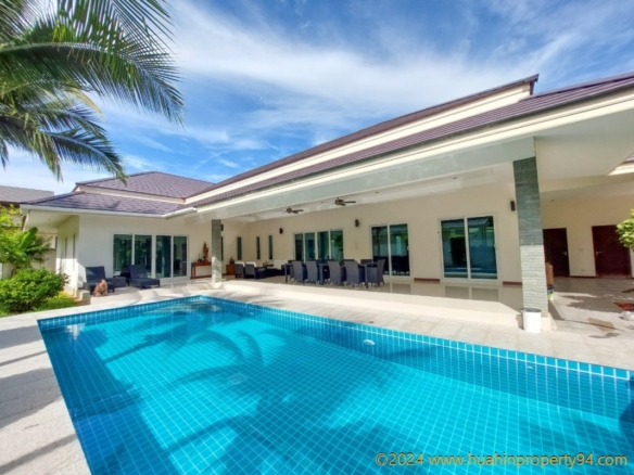 SH94533 Pool villas in the style of a detached house. Near the Hua Hin Airport and the Palm Hills Golf Club.