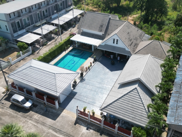 SH94601 A Beautifully Renovated Family Home with a Large Pool and Tasteful Décor!