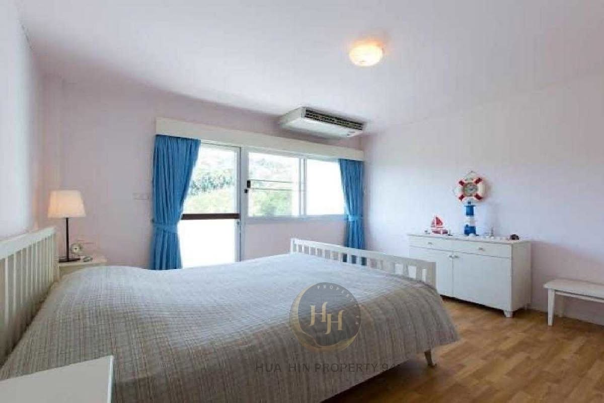 SC94699 Baan Kredsai Pranburi is a front-row beachfront condominium located approximately 20 minutes from Hua Hin, featuring a unit directly on the beach with open sea views and a high level of privacy.
