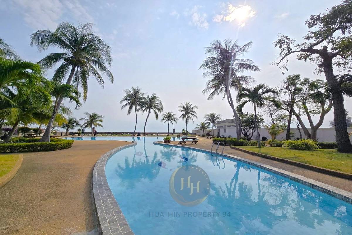 SC94699 Baan Kredsai Pranburi is a front-row beachfront condominium located approximately 20 minutes from Hua Hin, featuring a unit directly on the beach with open sea views and a high level of privacy.