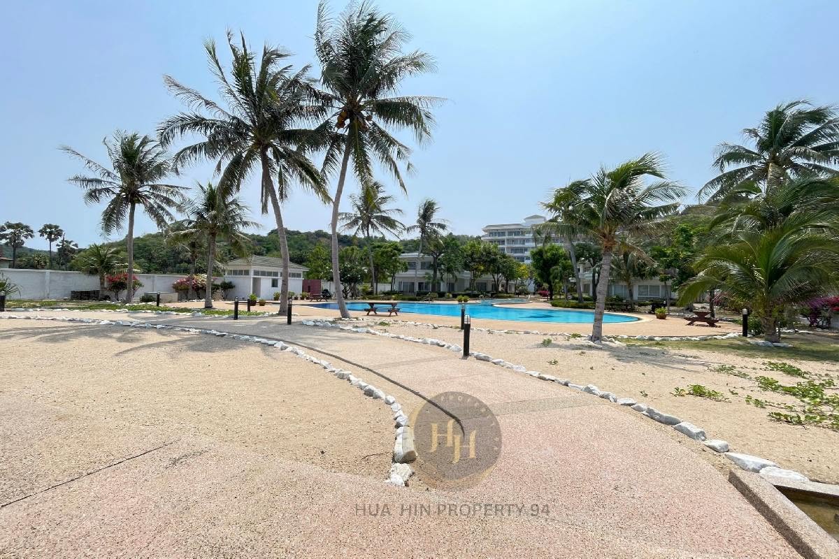SC94699 Baan Kredsai Pranburi is a front-row beachfront condominium located approximately 20 minutes from Hua Hin, featuring a unit directly on the beach with open sea views and a high level of privacy.